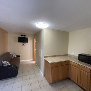 eight-person-suite (3)